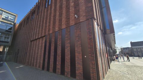Acoustic doors sliding around the corner